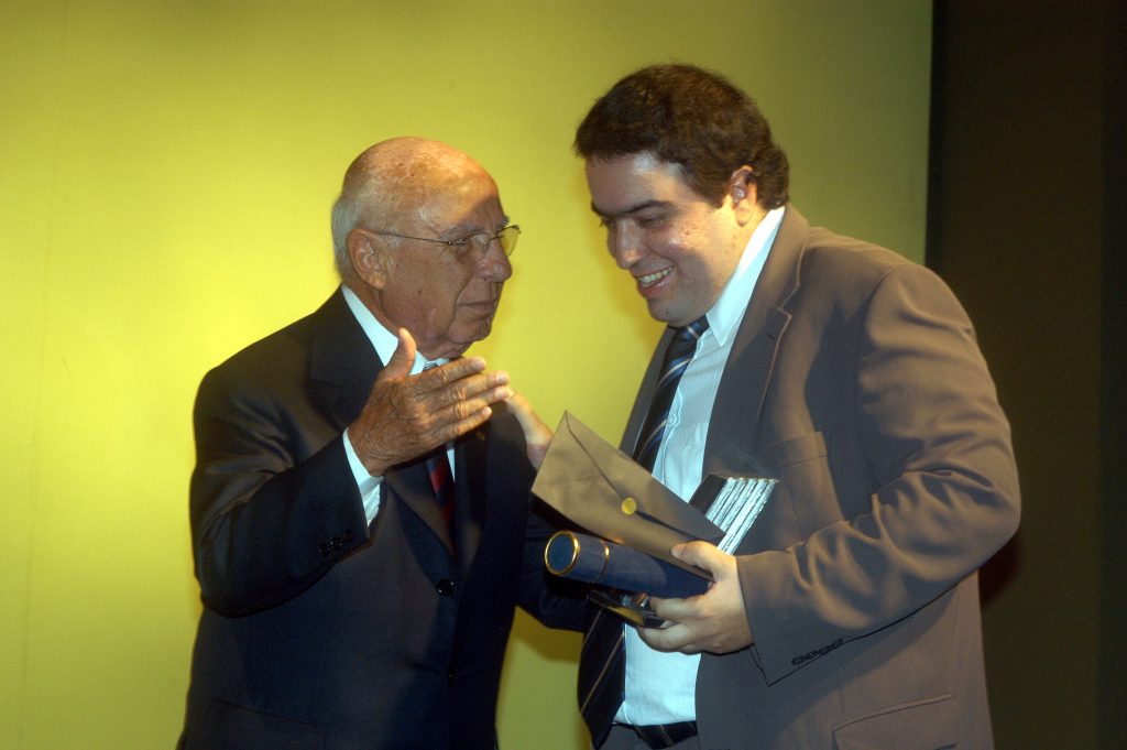 O vice-presidente da CNT, Newton Gibson (esq.), entregou o prêmio ao jornalista Alexandre Rocha