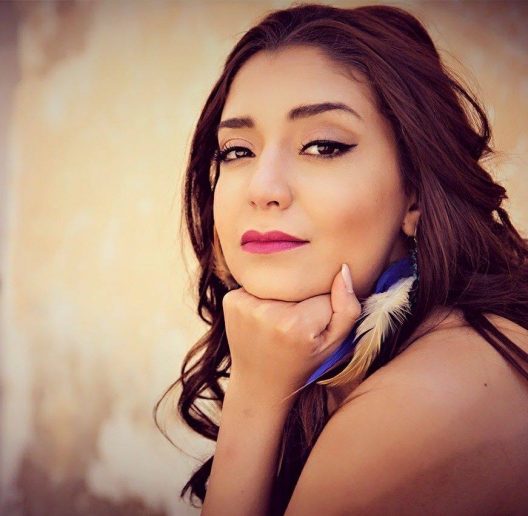 Concert at MASP free span plaza includes Algerian singer