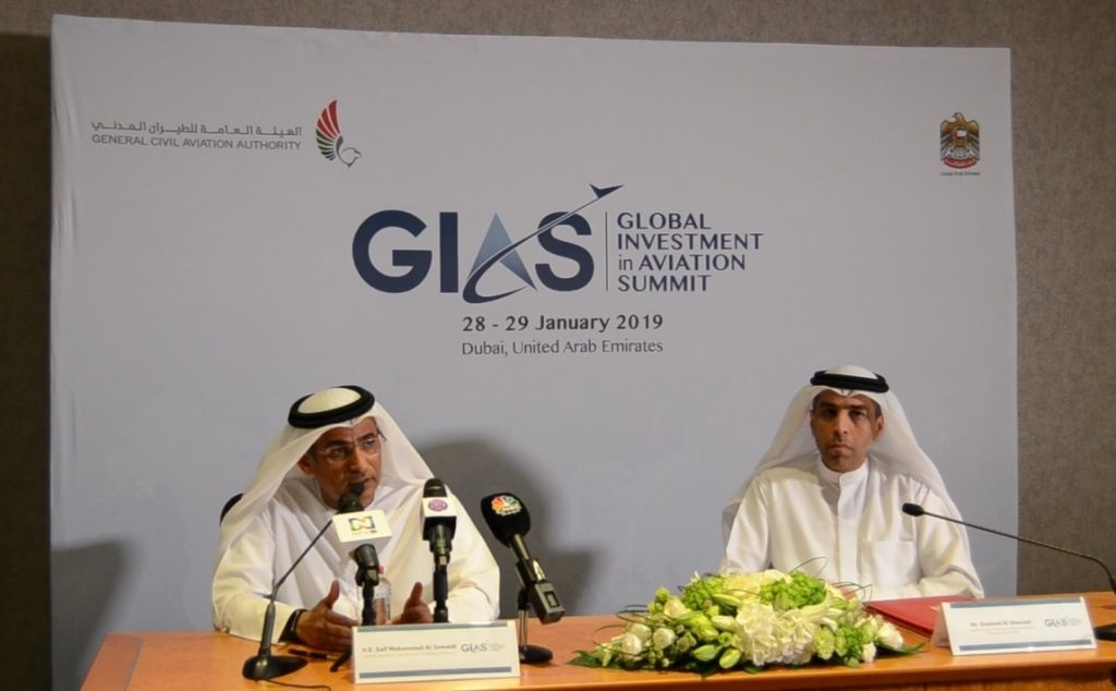 Saif Mohammed Al Suwaidi (esq.) fala sobre cúpula de investimentos em aviação