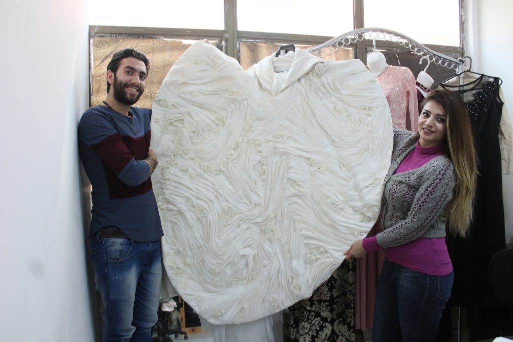 Refugiados sírios trabalham como estilistas