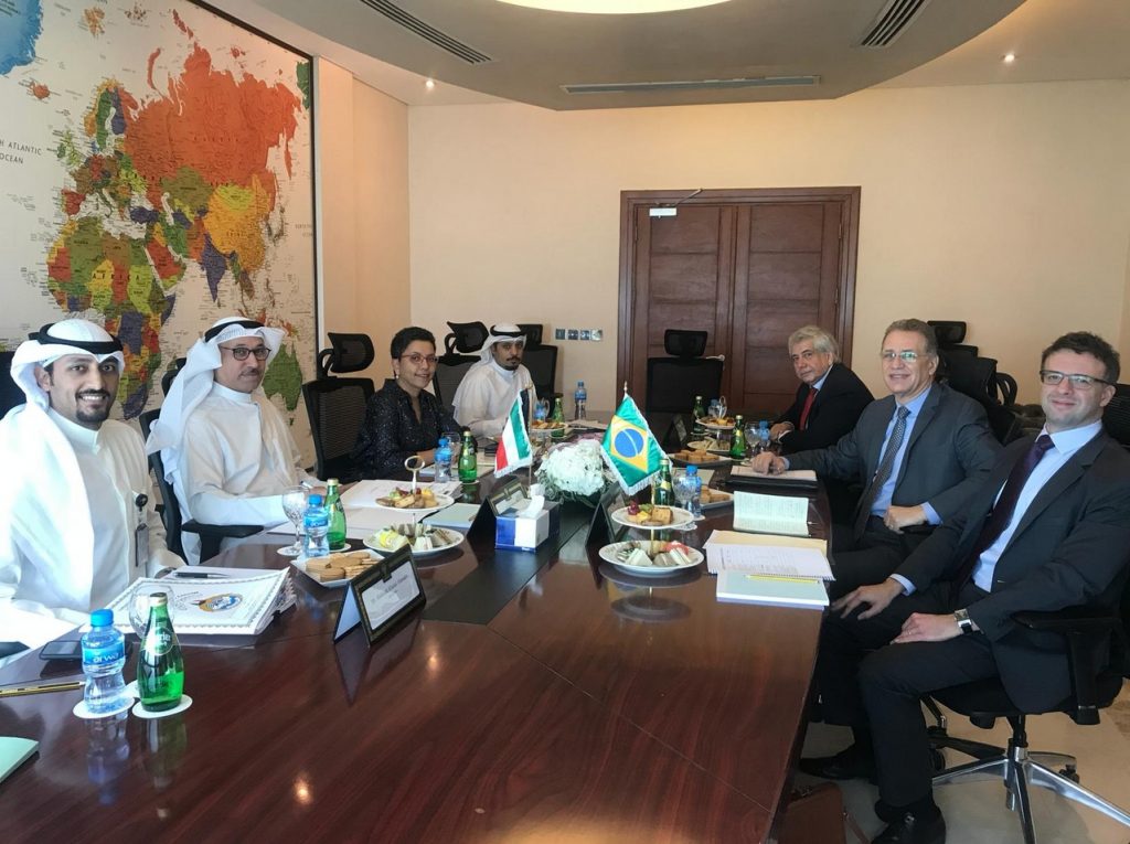 Reunião entre representantes do Kuwait (esq.) e do Brasil