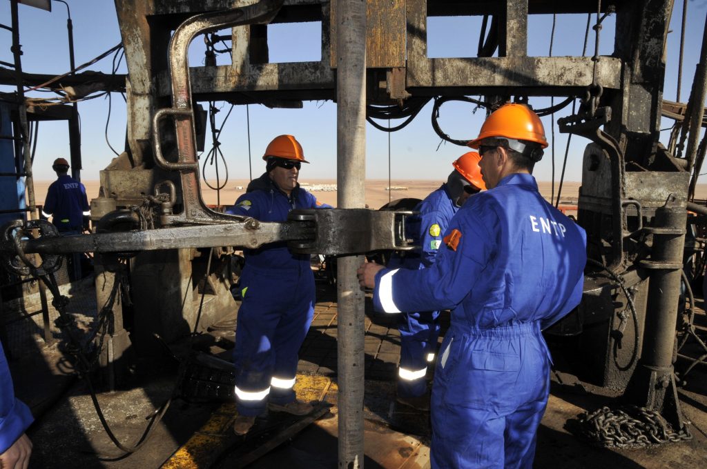 Operários trabalham em instalações da Sonatrach no Deserto do Saara