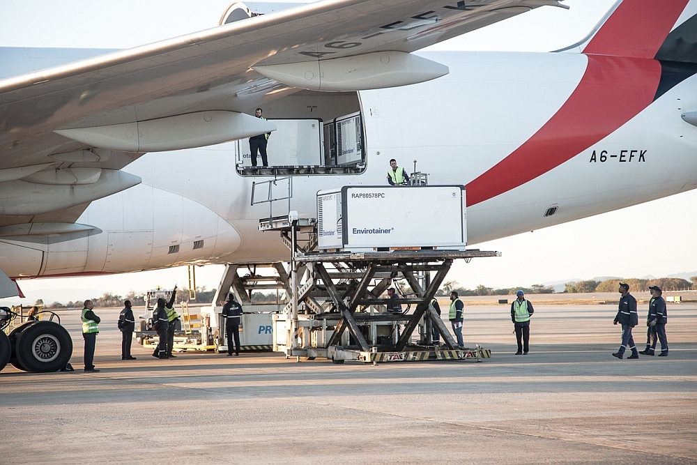 Trabalhadores movimentam contêineres climatizados em cargueiro da Emirates