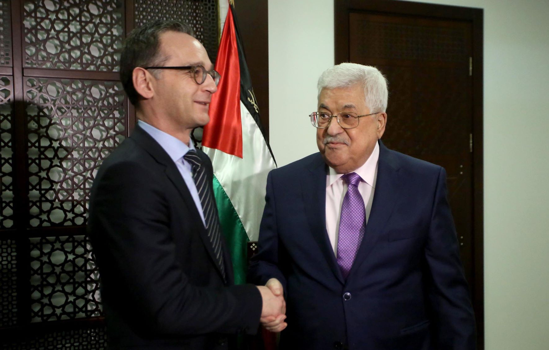 Heiko Mass (esq.) com o presidente da Palestina, Mahmoud Abbas, em Ramallah, em março deste ano. Unrwa passa por crise financeira