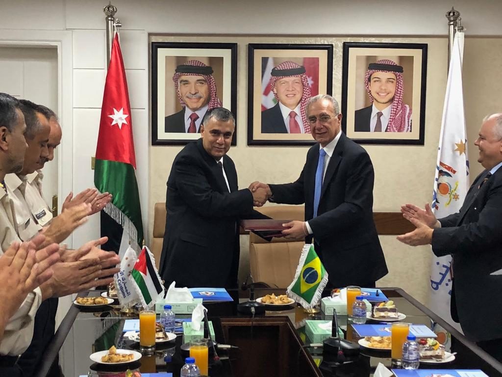 Al Rahamnah (esq.) e Hannun firmaram acordo de certificação digital