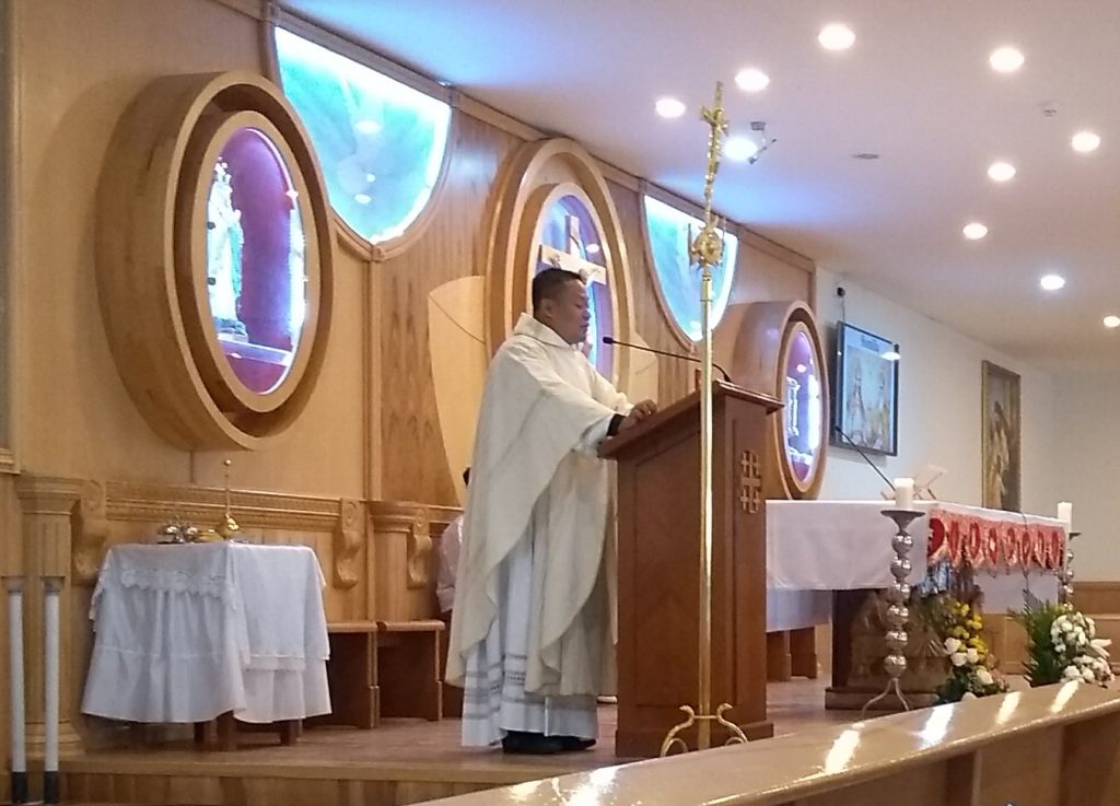 Padre filipino Michael Cadhit reza missas em português