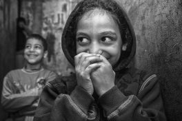 Brazilian portrays refugee children in the Middle East