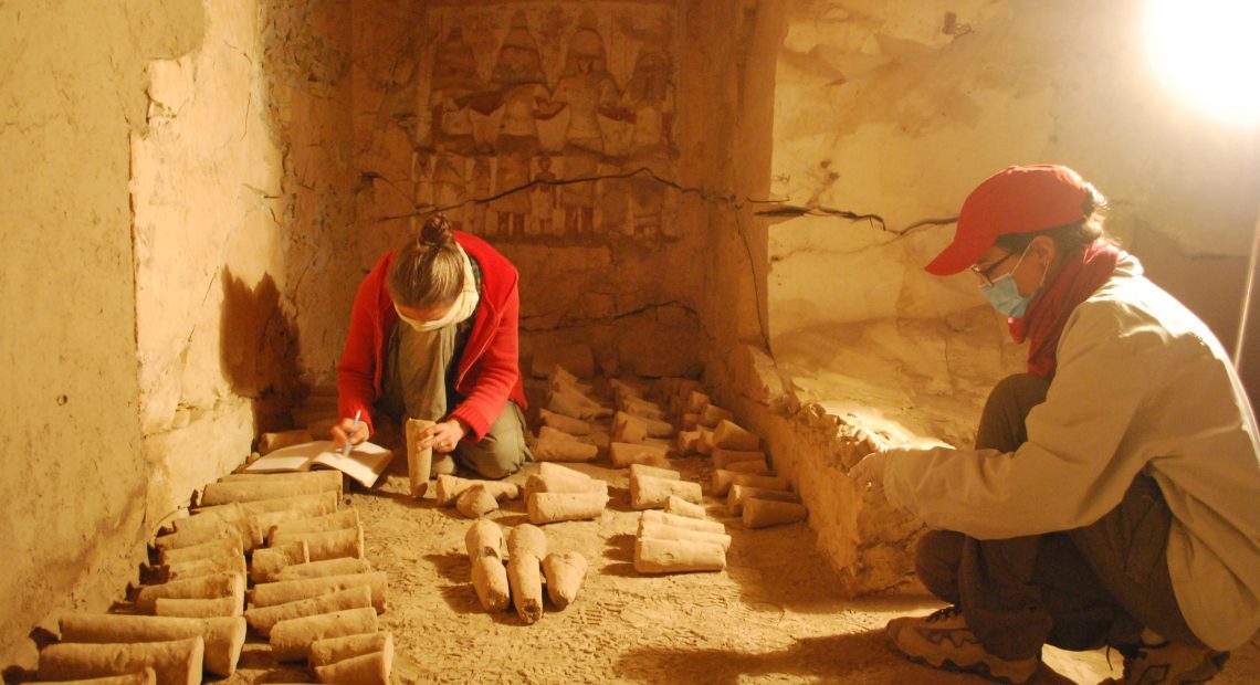Pesquisadores trabalham em tumba no Egito