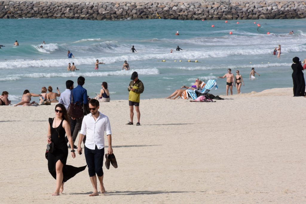 Turistas em praia de Dubai