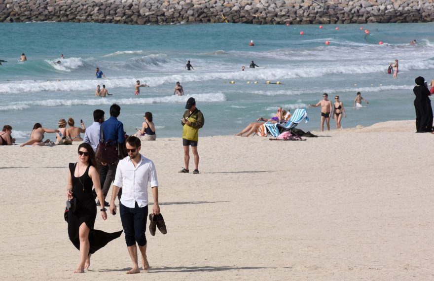 Turistas em praia de Dubai