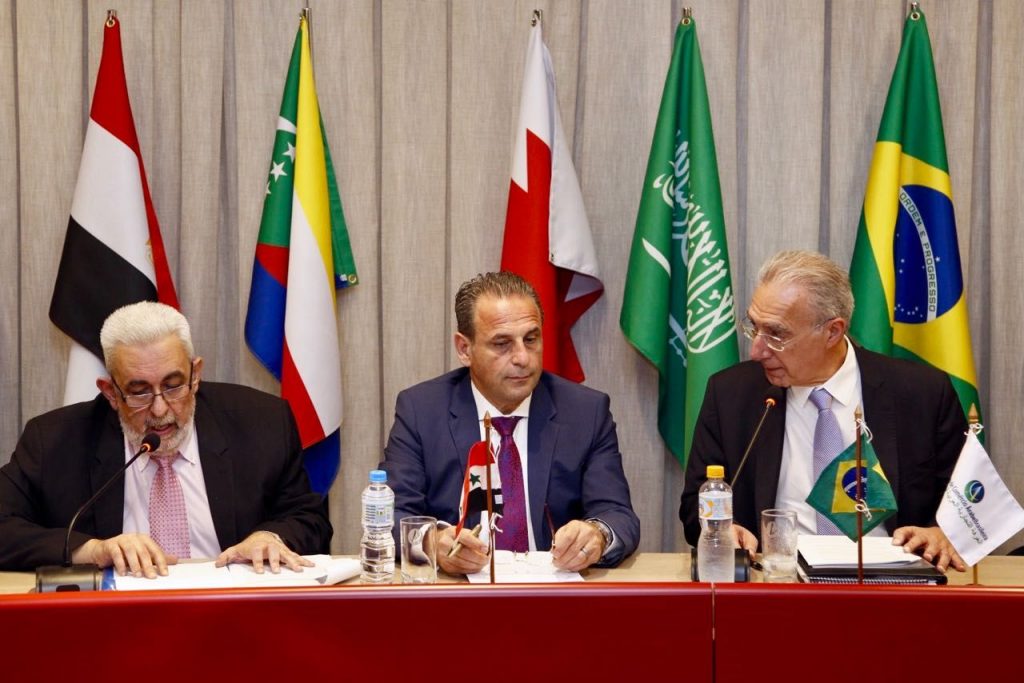 Ministro (C) quer intercâmbio com Hospital Sírio-Libanês