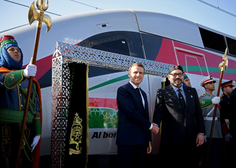 Macron (dir.) e Mohammed VI na inauguração do trem