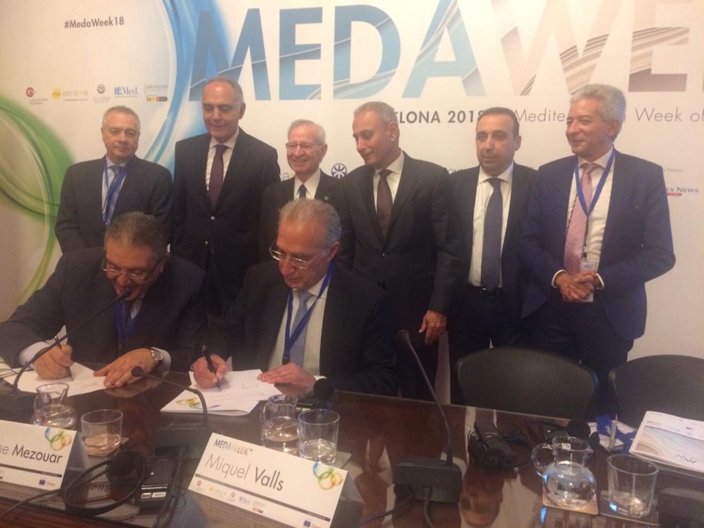 Wakil (esq.) e Hannun assinam acordo em evento de câmaras do Mediterrâneo