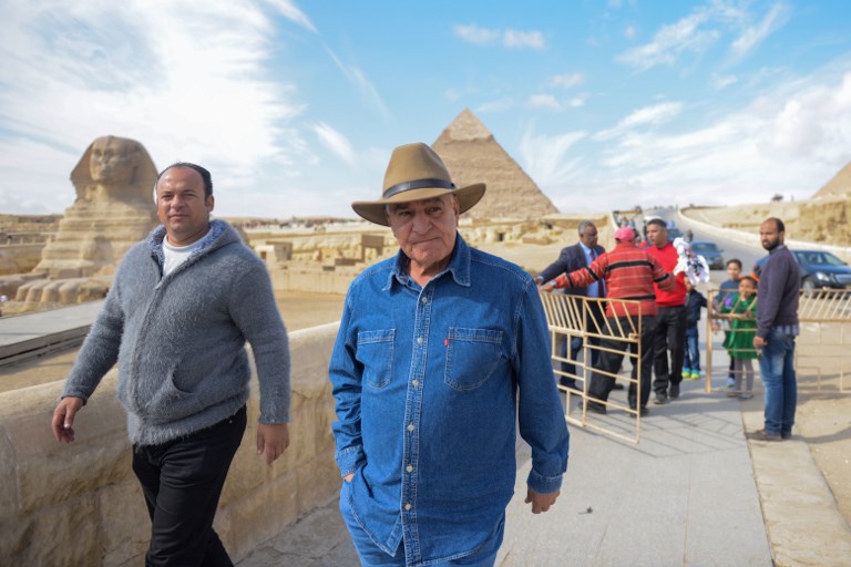 Zahi Hawass (de chapéu) em Giza