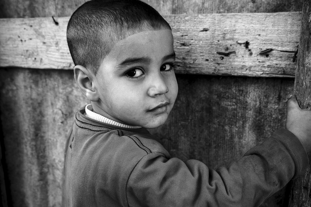 Criança em foto de Karine Garcêz, imagem que integra mostra sobre 'al Nakba'