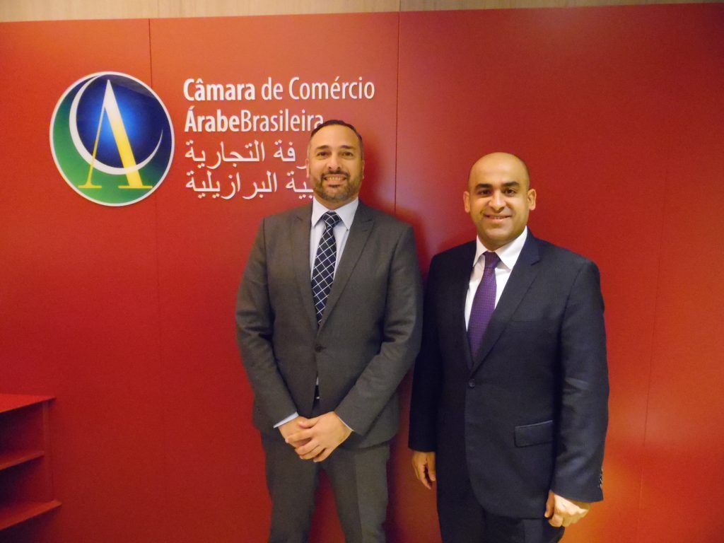 Tamer Mansou (esq.), da Câmara Árabe, e Bader Alhelaibi, encarregado de negócios da embaixada do Bahrein