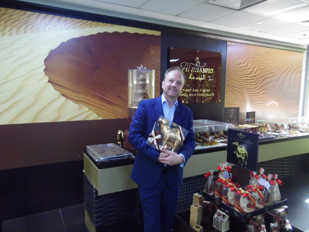 A fábrica de chocolate ao leite de camela Martin van Almsick com os chocolates ao leite de camela