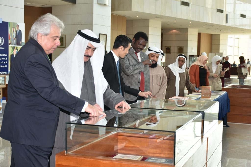 Norto Rapesta (esq.) e Kamel Sulaiman Al-Abduljalil na Biblioteca Nacional do Kuwait