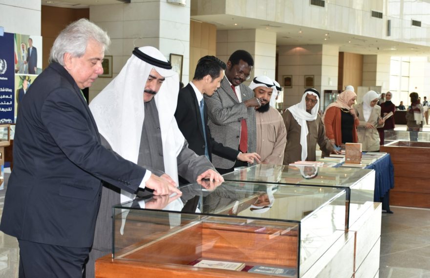 Norto Rapesta (esq.) e Kamel Sulaiman Al-Abduljalil na Biblioteca Nacional do Kuwait