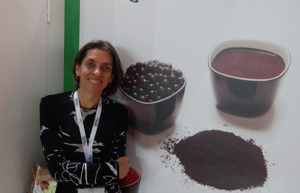 Alimentos típicos do Brasil estão na Sial Middle East Fernanda Stefani na Sial Middle East