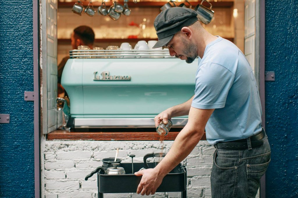Projeto ensina barismo a turma de refugiados O Sírio Rajana Oulby no Sofá Café. Projeto tem primeira turma de refugiados