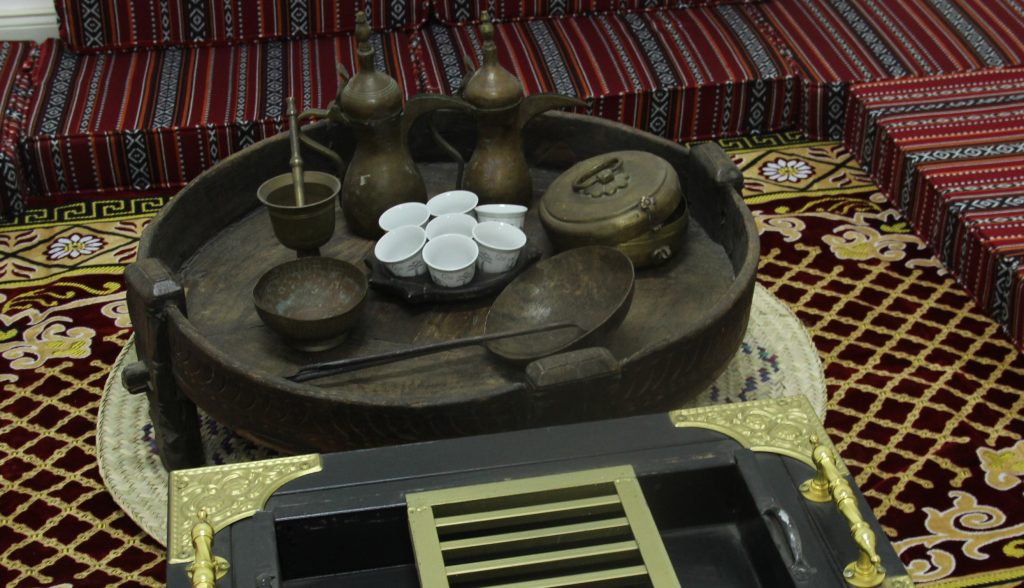 Documentos dos Emirados são bem completos sobre tradições, ritos e os objetos que usavam no preparo, e pontuam como existem estes itens específicos dos povos beduínos