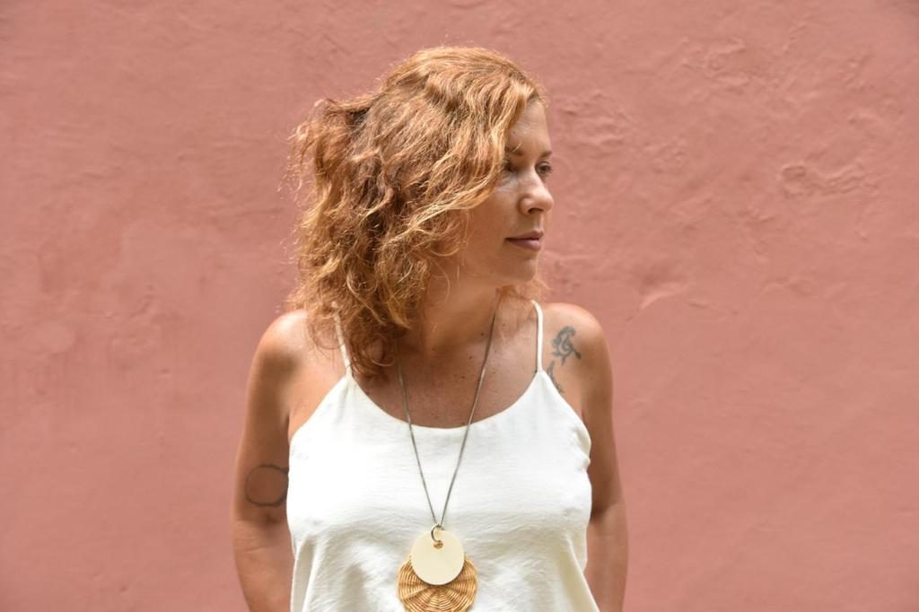 Brazilian music, Moorish sounds Nascida no Rio de Janeiro, Caro morou em Natal (RN) e em Fortaleza (CE) e trabalha com ritmos nordestinos deste seu primeiro álbum