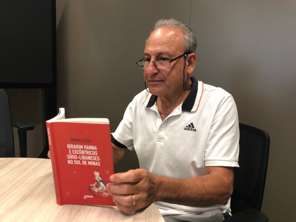 Romeu Abílio mostra seu livro