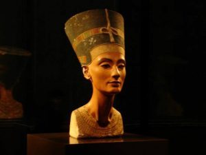 Além dos originais, outras 153 réplicas garimpadas por ele. Entre elas, estão sarcófagos do Faraó Tutancâmon e o busto da rainha Nefertiti