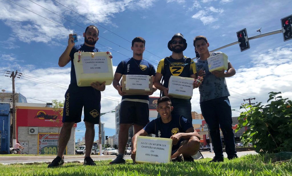 O atleta Kaike Angelim e outros lutadores de jiu-jitsu venderam água nos semáforos de Cuiabá (MT).