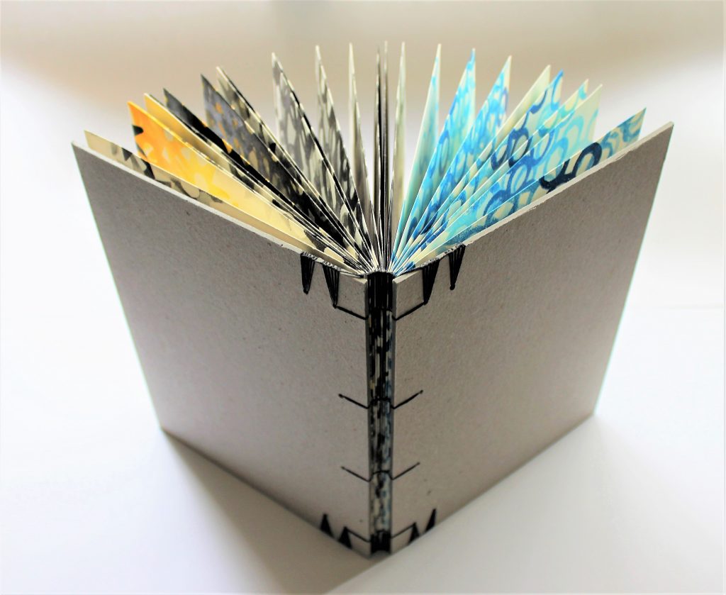 Egyptian stitching will be taught in Brazil Após mais de seis anos de pesquisas, a artista prepara sua primeira oficina Encadernação Copta em madeira no Sesc Campo Limpo, na capital paulista