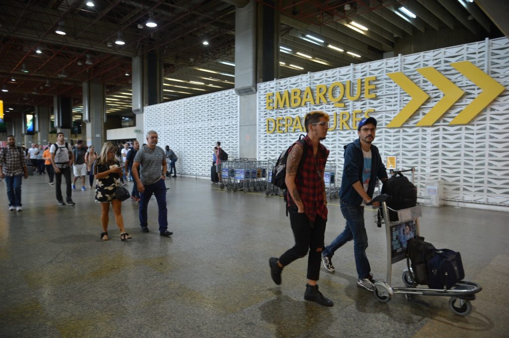 Brazil closes borders to foreigners, maintains cargo