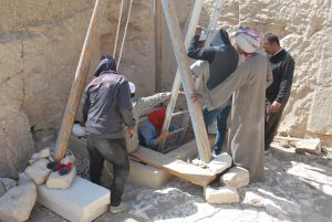 Na primeira fase das escavações da Tumba Tebana 123 (TT 123), na Necrópole de Luxor, no Egito, a equipe coordenada pela Universidade Federal de Minas Gerais (UFMG) foi até o final de um poço de mais de 4 metros de profundidade, onde encontrou uma nova tumba com sete corpos.