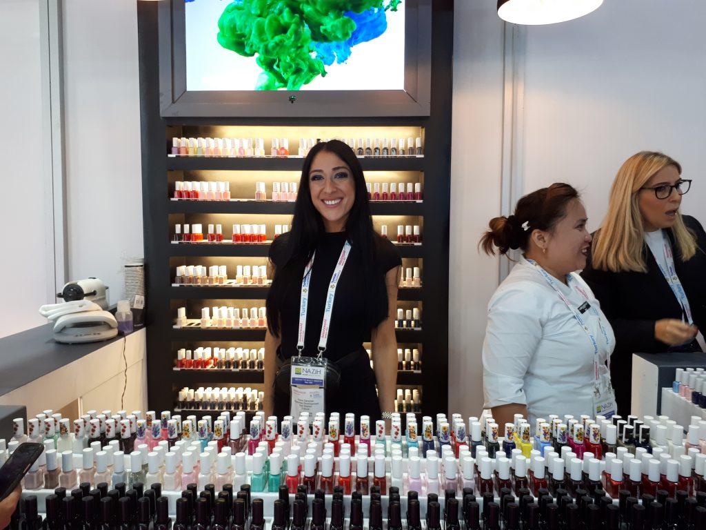 São os chamados esmaltes permeáveis que permitem que a água e o ar passem por seu material e entrem em contato com as unhas de quem os utilizar.