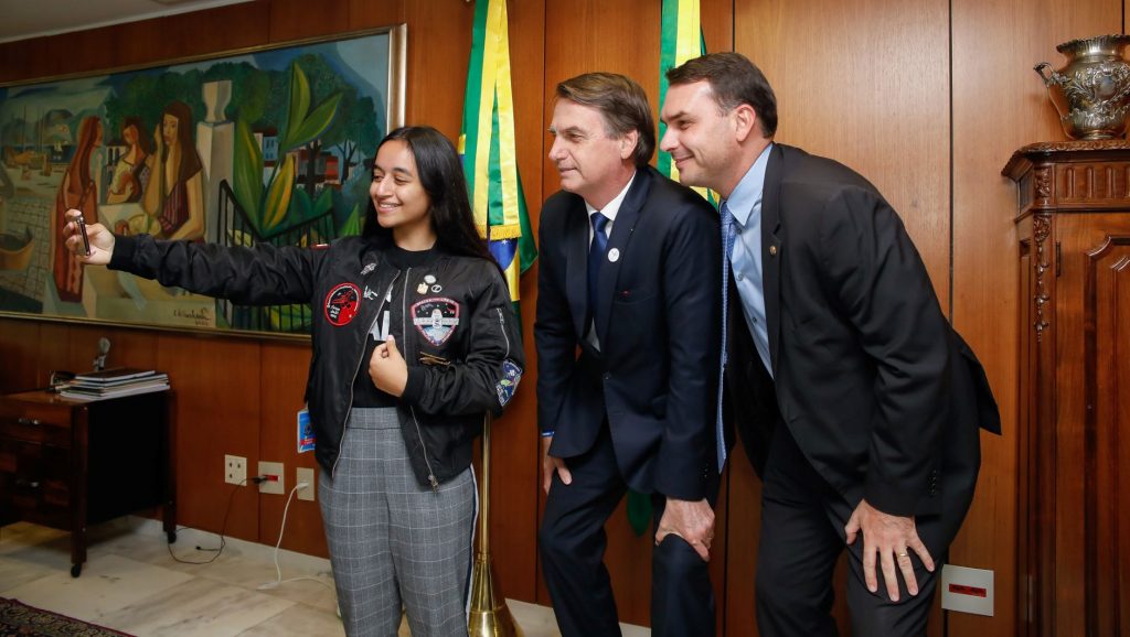 Alia Al Mansoori com Jair e Flávio Bolsonaro