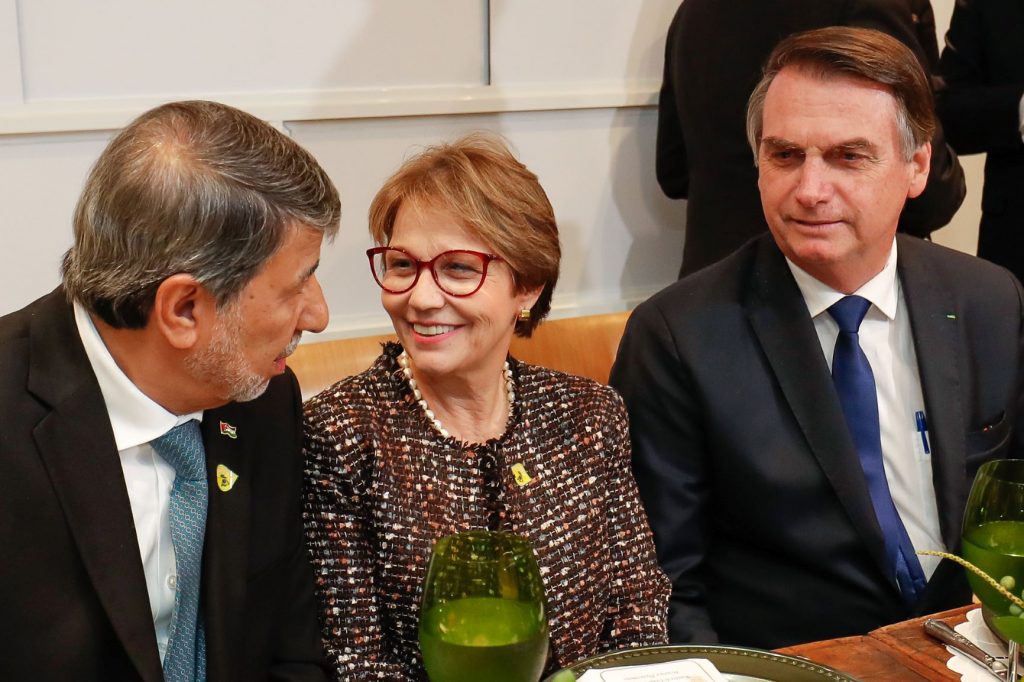 Bolsonaro, Muslim diplomats pave way for talks over dinner Da esq. p/ dir., Ibrahim Alzeben, Tereza Cristina e Jair Bolsonaro: jantar com embaixadores