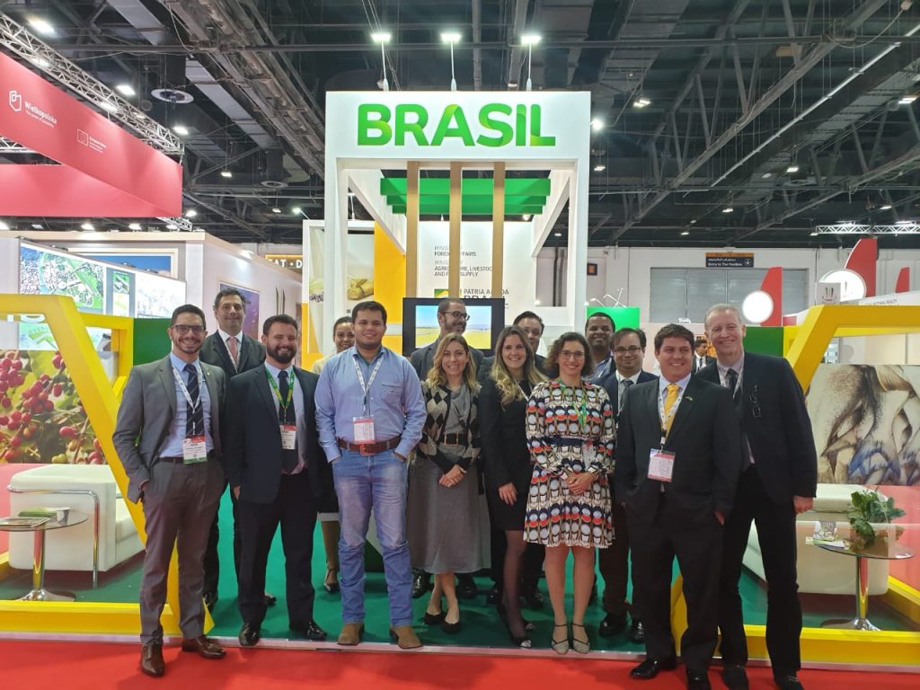 A participação brasileira teve apoio da Câmara de Comércio do Brasil Árabe, que acompanhou os contatos das empresas no estande.