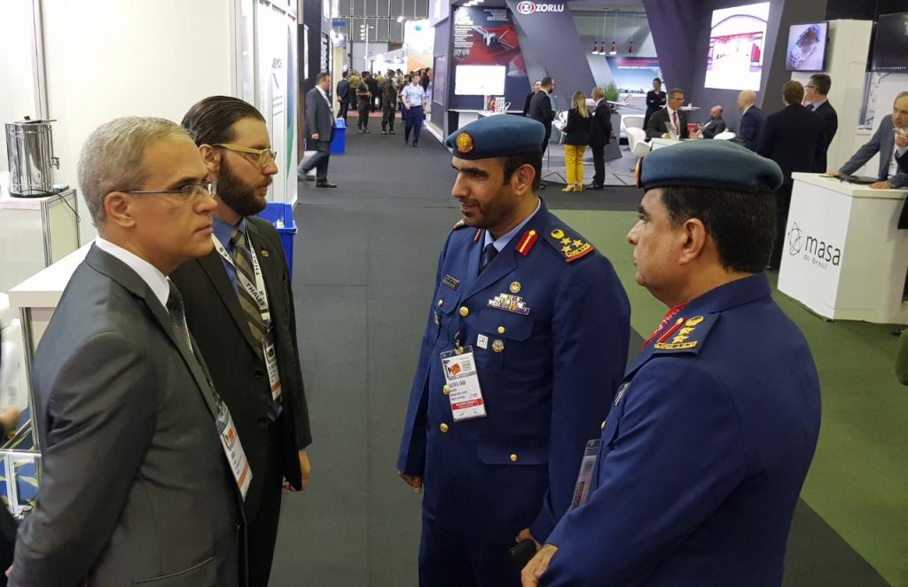 Representantes da Abimde (esq.) conversam com militares dos Emirados Árabes na Laad