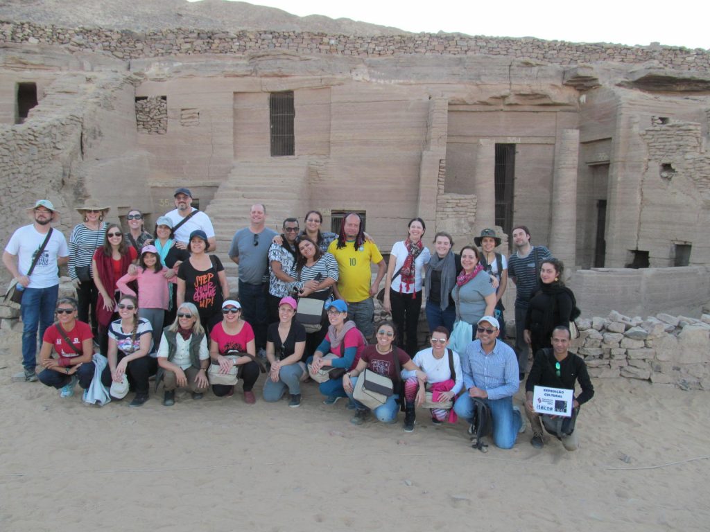 Professor organiza nova viagem-curso ao Egito Grupo em frente a tumbas em Assuã, Egito