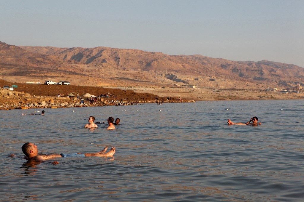 Jordan nearly doubles budget to promote tourism Turistas boiam no Mar Morto, na Jordânia
