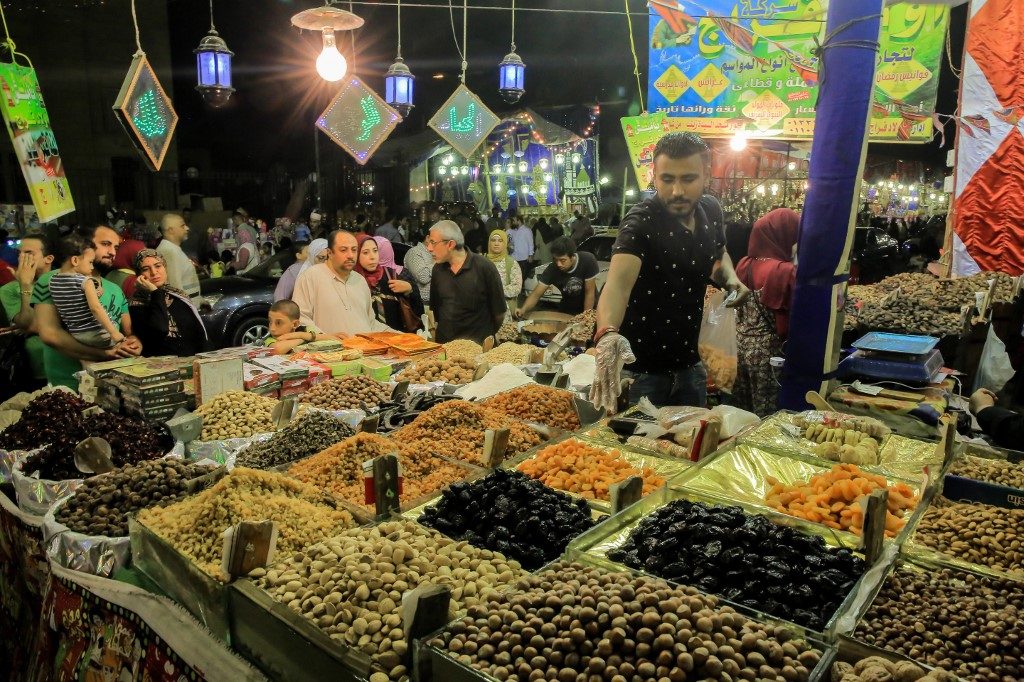 Vendedor de alimentos em mercado do Egito