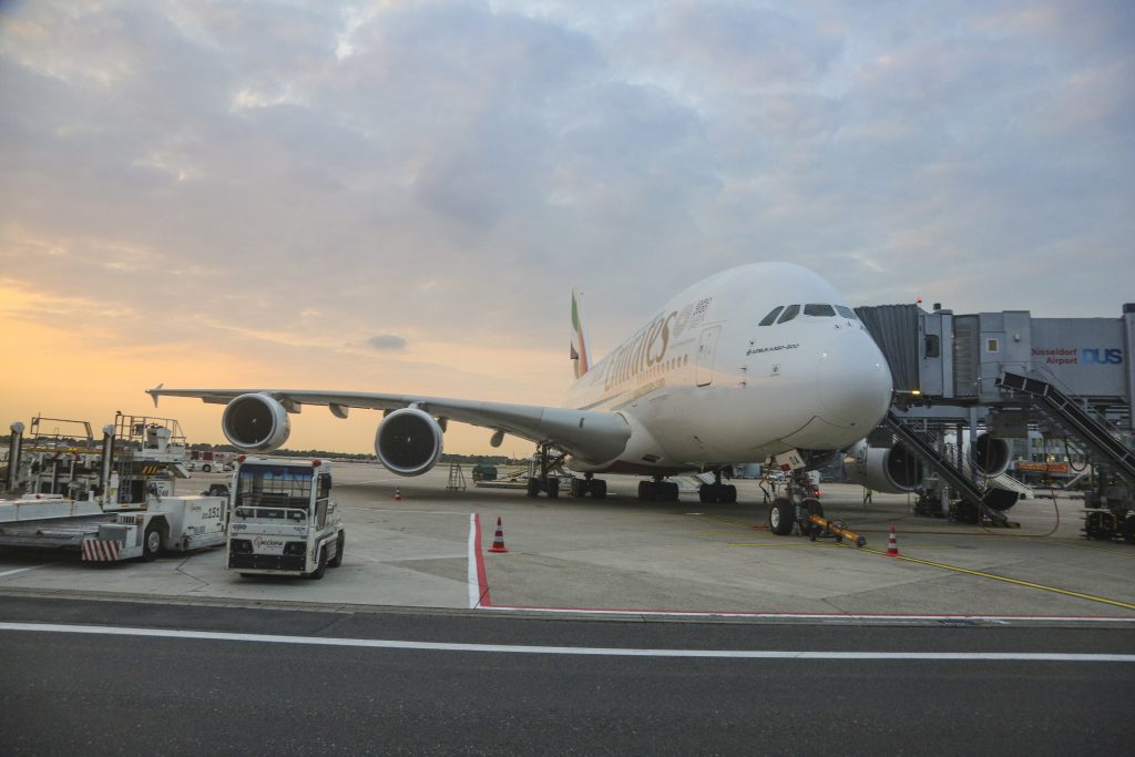 Demanda aérea do Oriente Médio cresceu em abril, mas tendência de queda permanece