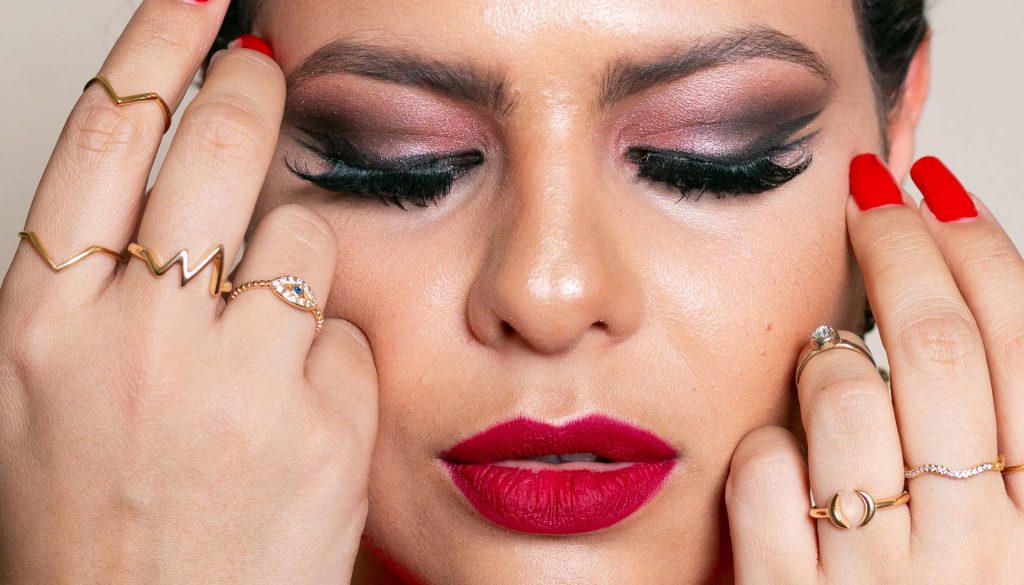 Lebanese descendant brings Arab influence to makeup Os bisavôs da maquiadora vieram para o Brasil em 1920, eram de Beirute, no Líbano