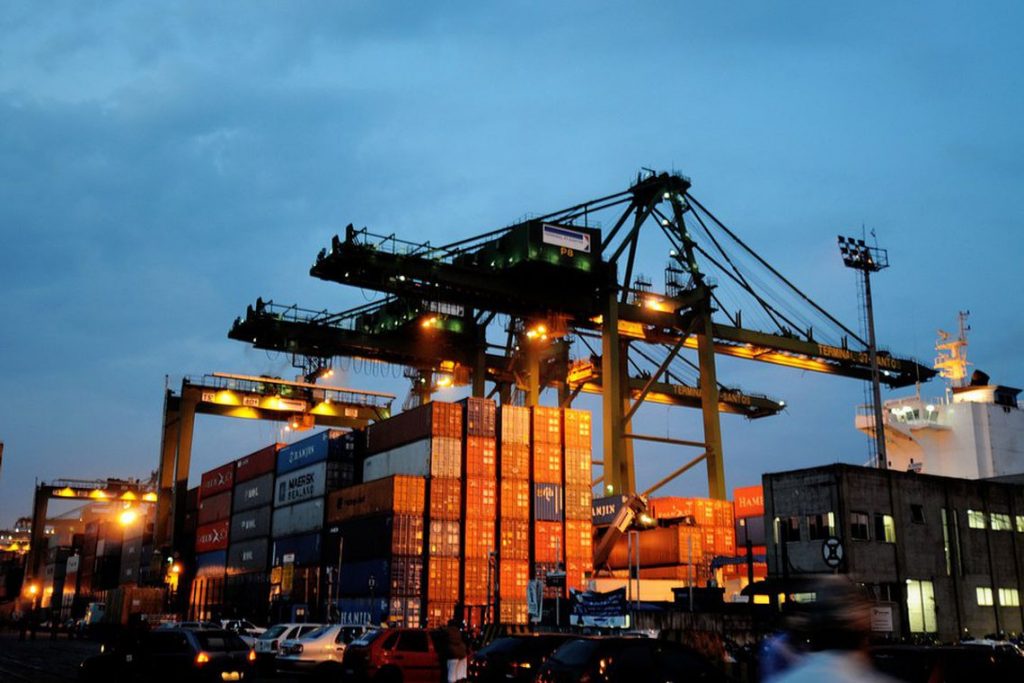 Imports slide, trade surplus widens Importação está em baixa