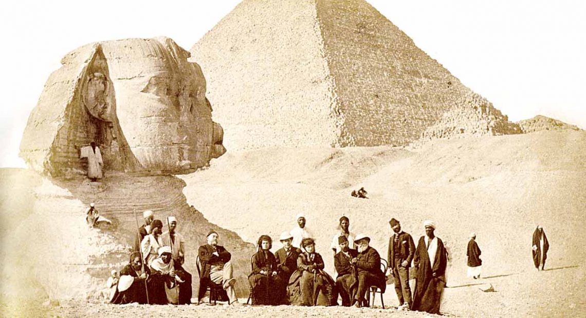 D. Pedro II e comitiva em frente às Pirâmides e a Esfinge, no Egito
