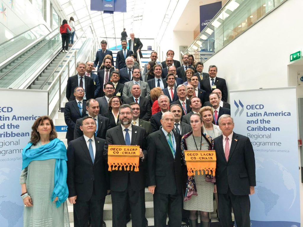 Ernesto Araújo na OCDE ao lado do secretário-geral da instituição, Angel Gurría