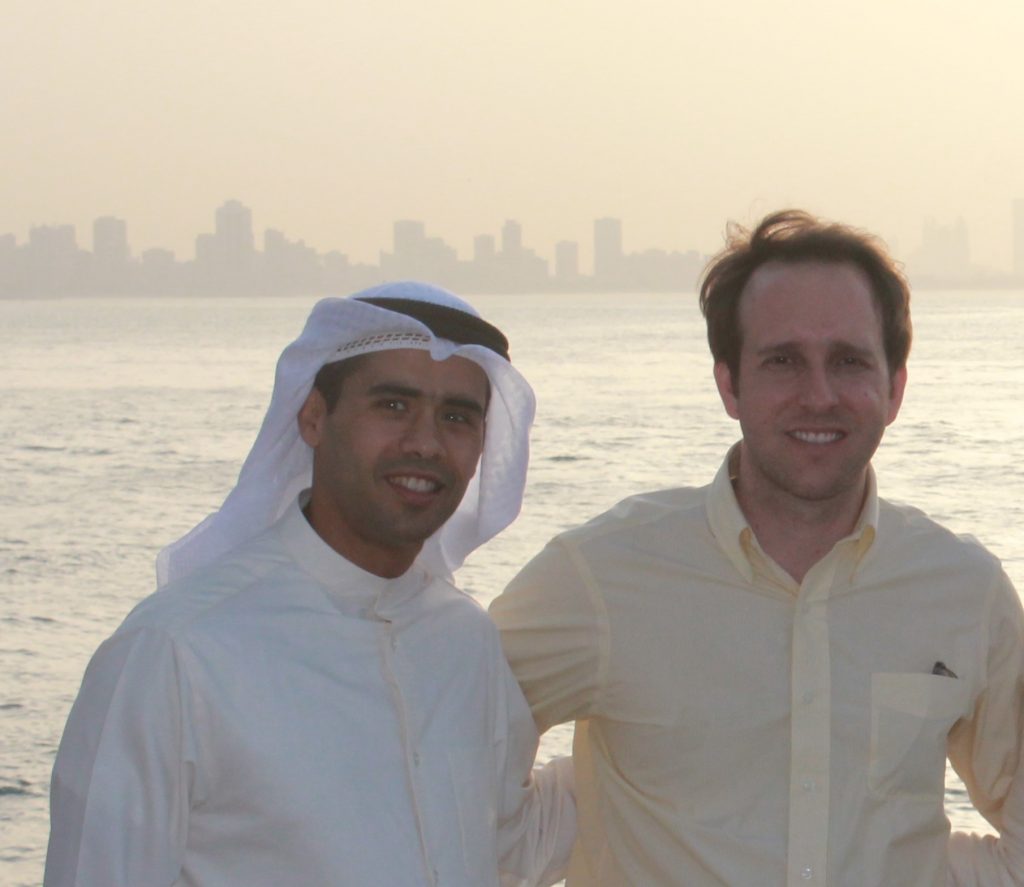 Sabah (esq.) e Prado comercializam açaí