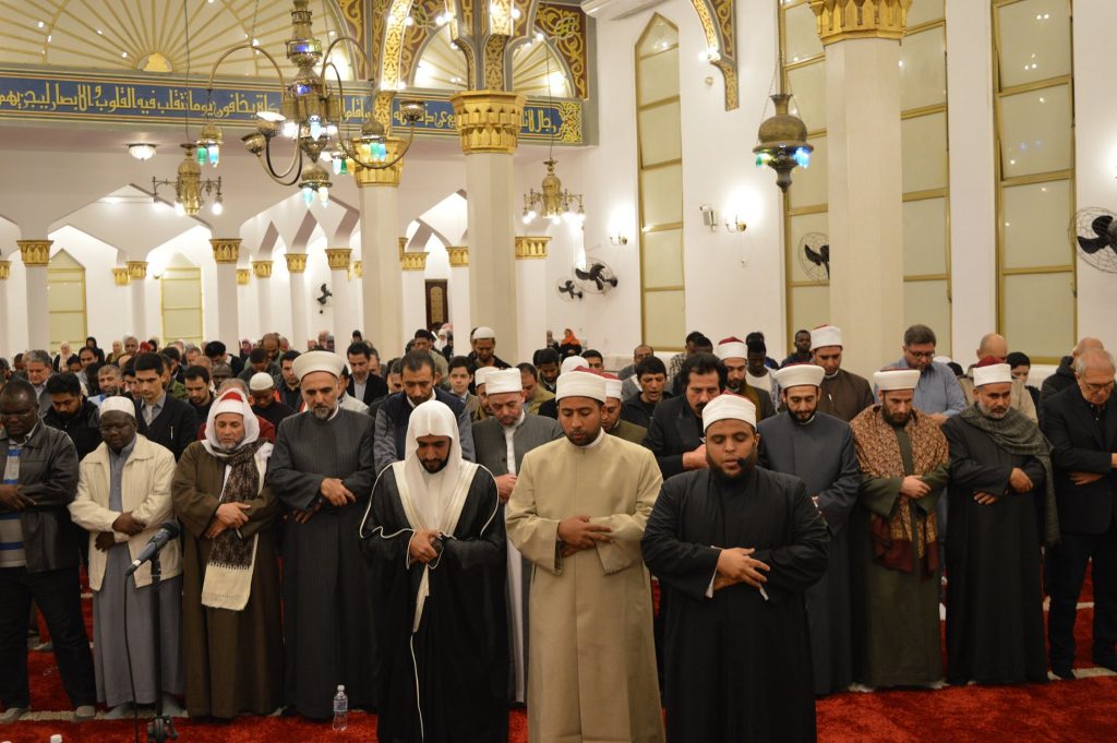 Mesquita Brasil oferece programação de Ramadã Fiéis em oração na Mesquita Brasil
