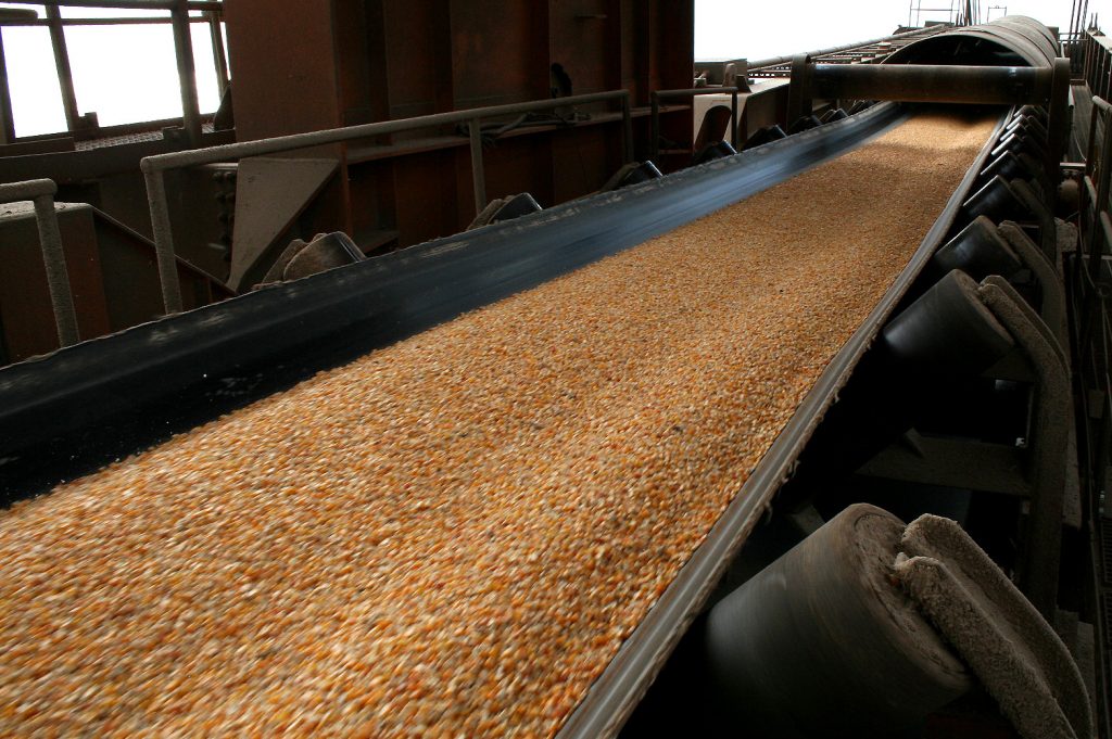 Embarque de milho no Porto de Paranaguá, no Paraná