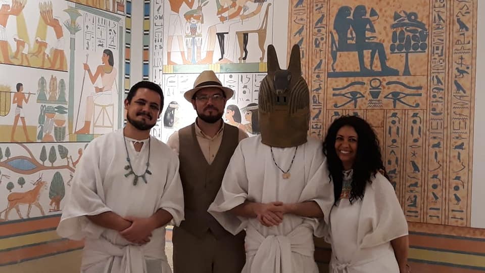 Colaboradores dos museus vestidos a caráter para o Dia da Múmia
